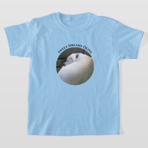 Foto på sött valp-hund som sover blå t shirt