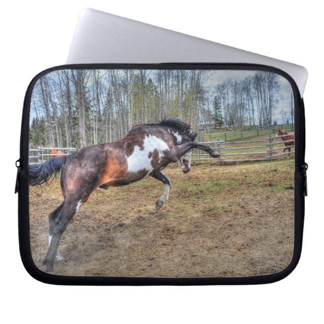 Foto på Spirated Pinto Stallion Equine Action Phot Laptop Sleeve (Framsidan)