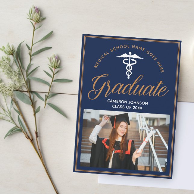 Foto på Studenten från sjuksköterskeskolan i Guld Meddelande (Skapare uppladdad)