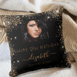 Foto på svart anpassningsbar guld glitter monogram kudde<br><div class="desc">En gåva till en girig och glamorös 21:a födelsedag (eller någon ålder). En snyggt svart bakgrund med faux guld glitter damm. Anpassa och lägg till ditt eget högkvalitativa foto av födelsedagsflickan. Texten: namn är skriven med ett modernt handskript i stil med dekortecken.Om du vill behålla bara dekorationerna tar du bort...</div>