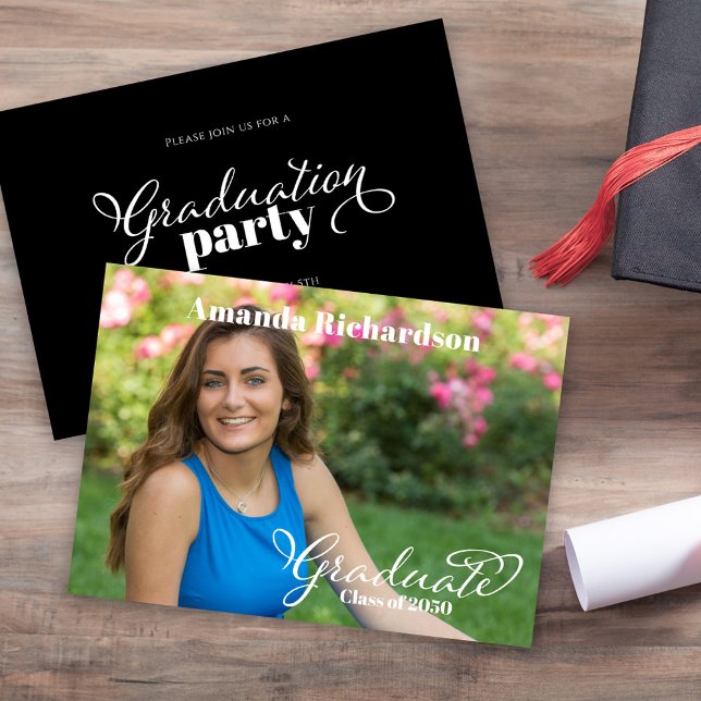 Foto på svart och vit Studentfest Inbjudningar (Graduation photo invitation with simple black and white typography. )
