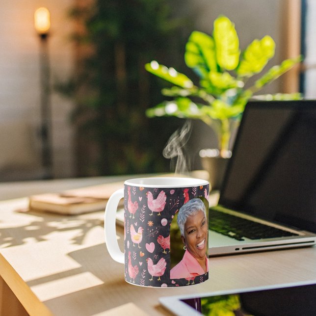 Foto på svart röd rosa på höns i tupp kaffemugg (Skapare uppladdad)