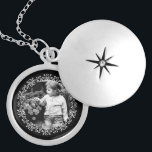 Foto på Svarta och vita Finare Ram-Anpassningsbarn Berlockhalsband<br><div class="desc">Elegant och enkel fotodesign i ram.</div>