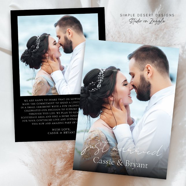 Foto på Svarta och vita Ny gifta Elegant bröllop Meddelande (Modern Elegant Script Black and White 2 Photo Wedding Announcement with Just Married Message)