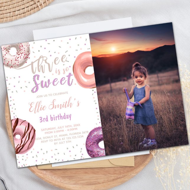 Foto på Tre sötade Rosa Donut Birthday-inbjudninga Inbjudningar (Three Sweet Pink Donut Birthday Invitations photo)
