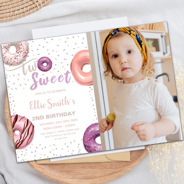 Foto på två sötade Rosa Donut Birthday-inbjudninga Inbjudningar (Two Sweet Pink Donut Birthday Invitations photo)