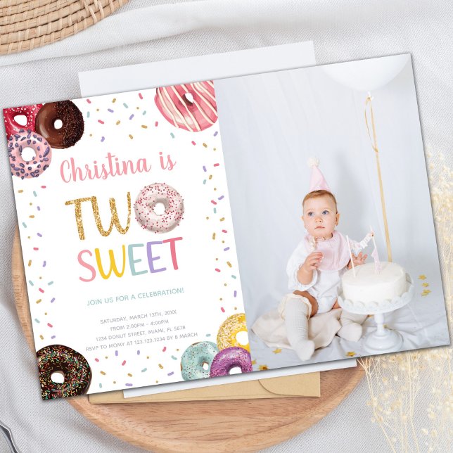 Foto på två Sweet Färg Donut-inbjudningar på födel Inbjudningar (Two Sweet Colors Donut Birthday Invitations photo)