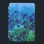 Foto på undervattensfisk av blått Discus-fisk iPad Mini Skydd<br><div class="desc">Ta med dig minnena av snorkeling på dina helgdagar med levande undervattensfoto av en skal av tropiska blåsburkfiskar mot en bakgrund av grönt korall.</div>