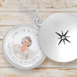 Foto på vår minnesminnesminnesstund för Hearars El Berlockhalsband<br><div class="desc">Eleganten Foto Locket Necklace i Hearts minnesstund är ett vackert och meningsfullt biet av smycken som är designat för att hjälpa till att behålla minnet av en älskad person nära ditt hjärta. Den här låset är utformad med omsorg och uppmärksamhet för detaljer och ger ett kraftfullt och personligt sätt att...</div>