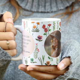 Foto på vildblommaflicka vid examen kaffemugg