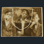 Foto på vintage av nykomlingar som röker cigarrer<br><div class="desc">En vintage,  ett viktoriskt foto av 3 pojkar som röker. En underhållande och nostalgisk bild från en gammal tid. Utfärdad i sepia. Anpassning är valfri.</div>