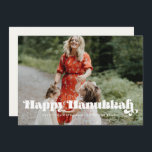 Foto på vintage retro-skriptet Lycklig Hanukkah Julkort<br><div class="desc">Lycklig Hanukkah-kort! En modern typografi för den här vintern Helgdag-fotokortsamlingen. Så här anpassar du dig med din favoritfamilj bild. Du kan också enkelt ändra färg på teckensnittet eller bakgrunden till dina önskemål.</div>