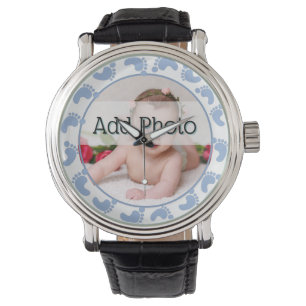 Foto pojke med blå fotavtryck armbandsur