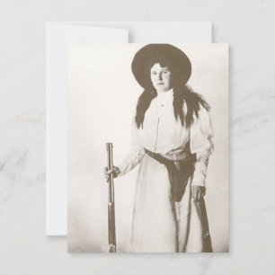Foto Porträtt från en Cowgirl Holding a Rifle, c19