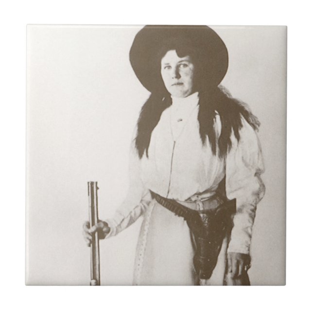 Foto Porträtt från en Cowgirl Holding a Rifle, c19 Kakelplatta (Framsidan)