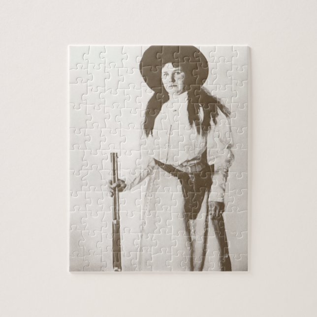 Foto Porträtt från en Cowgirl Holding a Rifle, c19 Pussel (Vertikal)