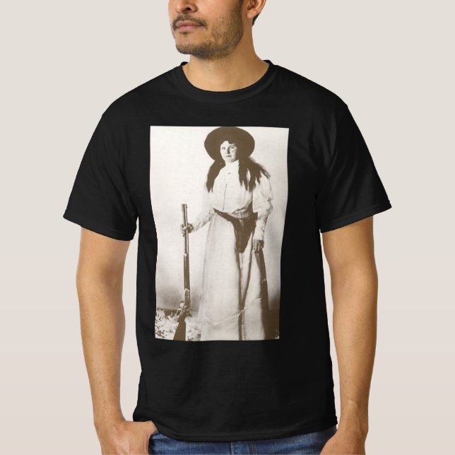 Foto Porträtt från en Cowgirl Holding a Rifle, c19 T Shirt (Framsida)