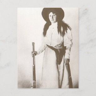 Foto Porträtt från en Cowgirl Holding a Rifle, c19 Vykort