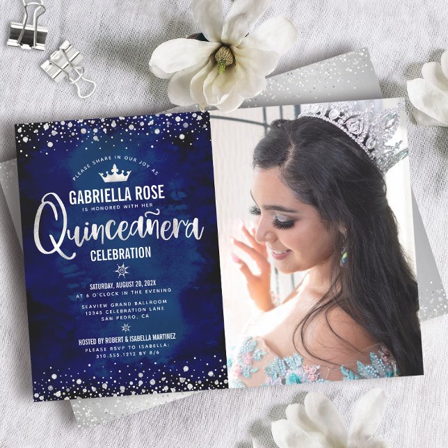 Foto Quinceañera Marin Silver Glitter Skrift Krona Inbjudningar (Skapare uppladdad)
