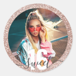 Foto Rosa Glitter Modern Sweet 16 födelsedagsklas Runt Klistermärke