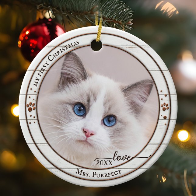 Foto Rustikt Vit Trä Söt Katt Ornament (Ornament showing your (cat) photo framed by a rustic white wood design with metallic paw prints)