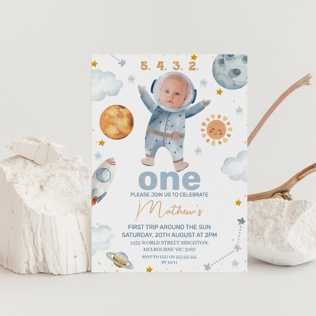 Foto Sol första Resa runt Sol 1:a födelsedag Inbjudningar (First year around the sun first birthday invitation featuring a photo inside the space helmet.)
