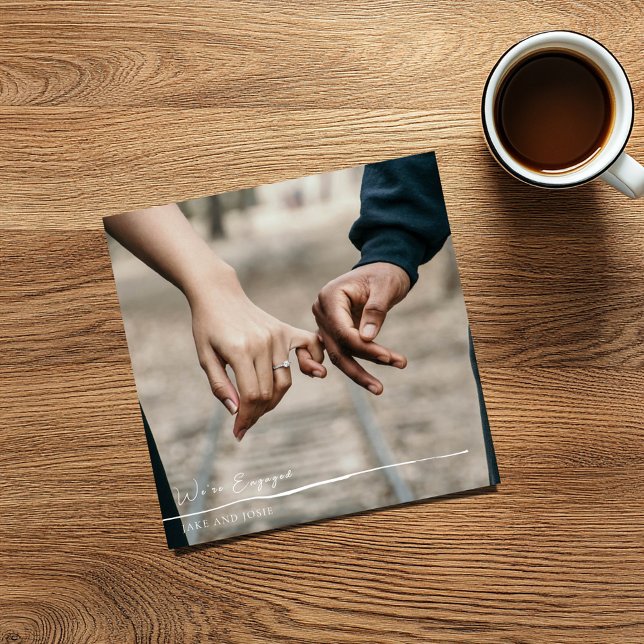 Foto som vi är förlovade med party-kort meddelande (Square "we're engaged" photo card with full cover photo)