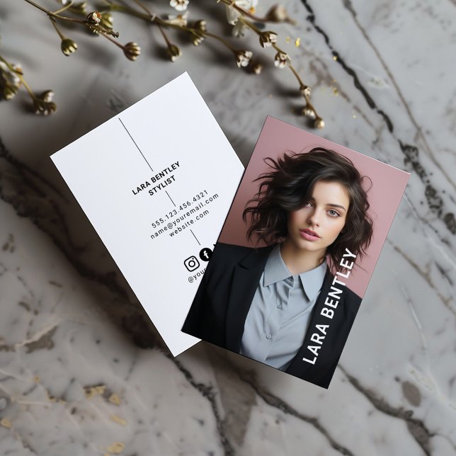 Foto stylist sociala medier visitkort (A photo business card with full photo on the front and social media icons on the back.)