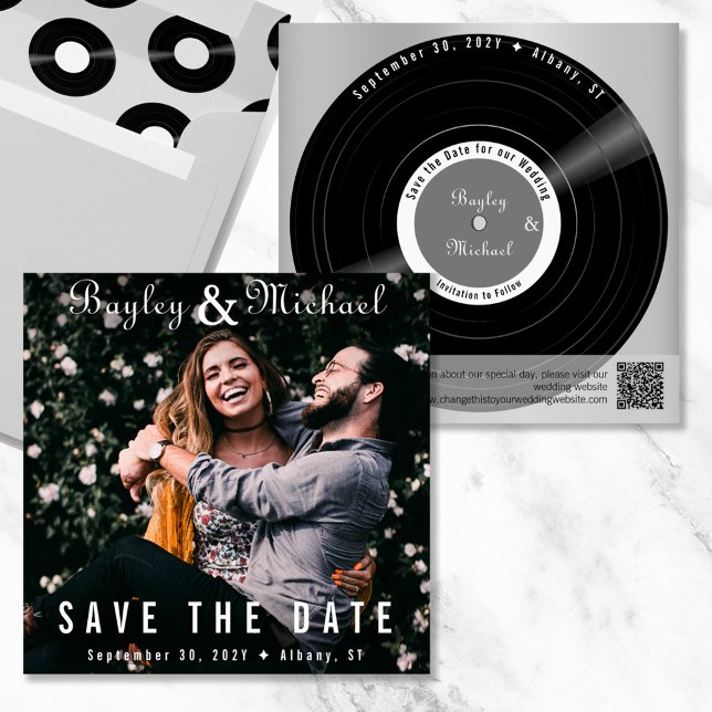 Fotoalbumhölje med vinylpost Spara datum Datumet (Vinyl record album cover and record save the date in gray)