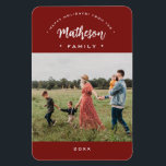 Fotoår för Red Modern Glad helg Anpassningsbar Fam Magnet<br><div class="desc">Vi presenterar Red Modern Glad helg Anpassningsbar Family Photo Year Magnet! Detta magnetkort för chic och snyggt är det perfekt sättet att skicka ett speciellt hälsning av glädje till era kära under julhelgen. Utformningen har ord "Glad helg!" som elegant böjts ovanpå ditt familjskript för efternamn, vilket skapar en personlig och...</div>