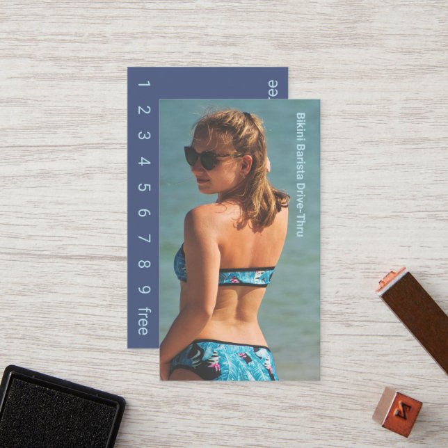 Fotoblått bikini-kaffe-förmånskort för dragkraft lojalitetskort (Fram/Back In Situ)