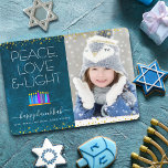 Fotoblått Hanukkah Menorah Peace Kärlek Light Type Julkort<br><div class="desc">"Fred, kärlek och ljus." En lekfull, modern, konstgjord illustration av boho mönster-ljus på en menorah hjälper dig att vaktera helgdag av Hanukkkah, tillsammans med den anpassningsbar bild du väljer. Blåljus med färglöst faux foil mönster täcker över en rik, djupa, blå marmorblå vattenfärgsbakgrund. Faux guld foil konetti ger ram kortet. Känn...</div>