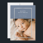 Fotoblått Silver i Ram Hanukkah Julkort<br><div class="desc">Elegant faux silver foil ram,  Lycklig Hanukkah Helgdag fotokort. Funktioner,  ett foto på framsidan och två fotomallar på baksidan av kortet som samordnar bakgrunden till blå färg.</div>