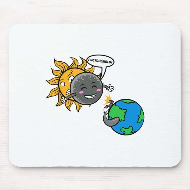 Fotobomb! Adsible Cute Total Solar Eclipse 2024 Musmatta (Framsidan)