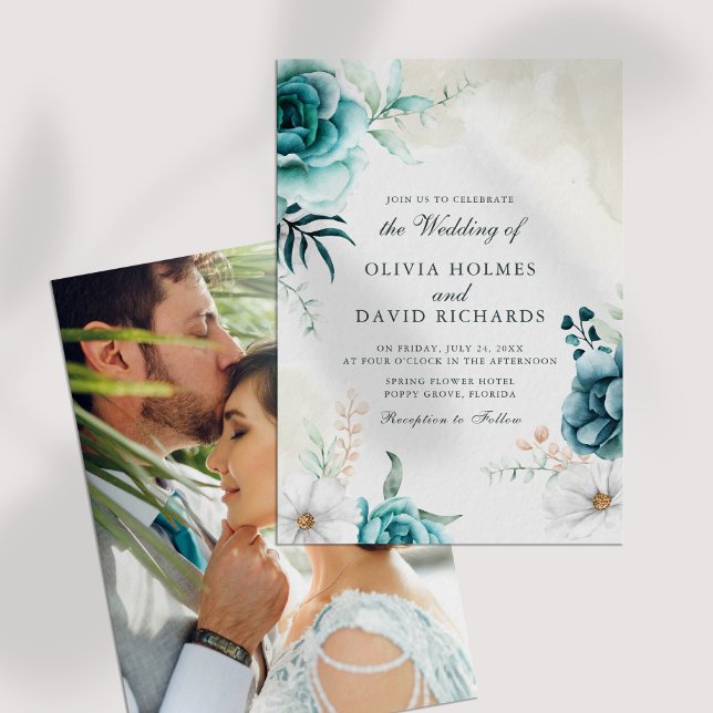 Fotobröllopsinbjudan till off-White Teal Wildblomm Inbjudningar (Off-White Teal Wildflowers Photo Wedding Invite on a white table.)
