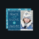 Fotobudget Hanukkah Peace Kärlek Snowflake Card<br><div class="desc">"Fred, glädje och kärlek." En roligt, lekfull, turkoshöjande illustration av blått och vitt snöflingor, vita konfettpunkter och turkos och vit modern typografi på en marin blå bakgrund, tillsammans med anpassningsbarna som du väljer, hjälper dig att gå in i Hanukkah-säsongen. En slumpmässig vit snöflinga mönster överträffar turkosa blå på baksidan. Känn...</div>
