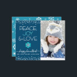 Fotobudget Hanukkah Peace Kärlek Snowflake Card<br><div class="desc">"Fred, glädje och kärlek." En roligt, lekfull, turkoshöjande illustration av blått och vitt snöflingor, vita konfettpunkter och turkos och vit modern typografi på en marin blå bakgrund, tillsammans med anpassningsbarna som du väljer, hjälper dig att gå in i Hanukkah-säsongen. En slumpmässig vit snöflinga mönster överträffar turkosa blå på baksidan. Känn...</div>