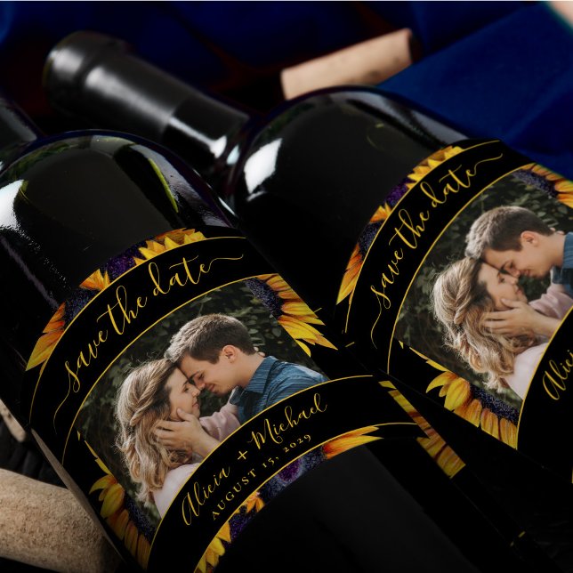 Fotodatum för bröllopen solblommor i spara vinflaska etikett (Skapare uppladdad)