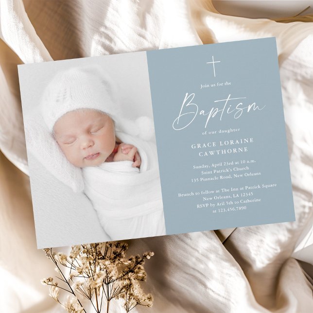 Fotodobaptism i moderna skript - blåa boys inbjudningar (Modern script dusty blue baby photo baptism invitation.)