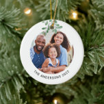 Fotofel för anpassad namnfamilj julgransprydnad keramik<br><div class="desc">Denna julprydnad dekoreras med vattenfärgsmistletoe. Anpassade enkelt med ditt foto,  namn och år. Använda Verktyg i Design om du vill ändra texten storlekt,  stil eller färg. Eftersom vi skapar vår teckning kommer du inte att hitta just den här bilden från andra designers. Ursprunglig vattenfärg © Michele Davies.</div>