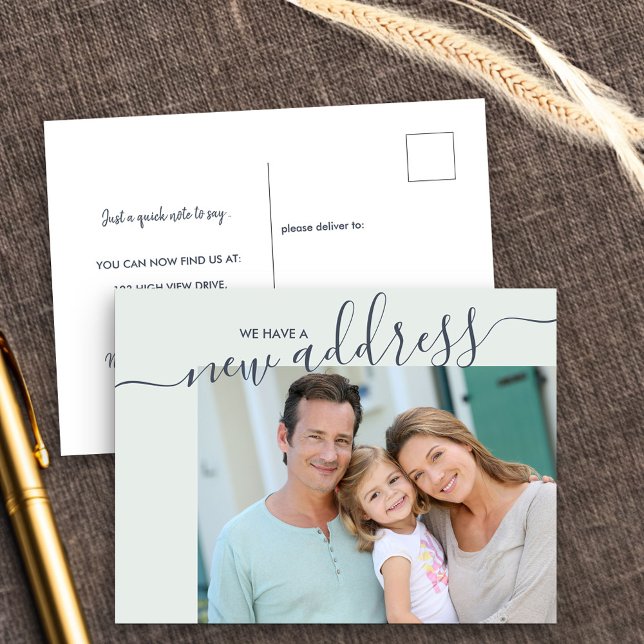 FotoFlytta för ny adress skriptElegant Meddelande Vykort (New Address postcard with elegant script and family photo)