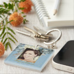 Fotofödelsedag för Eleganten 90:e Blommigt Blue Gu<br><div class="desc">En 90:e Blommigt för födelsedagspresent med personlig födelsedag. En söt vit blomma och blå bladbakgrund. Informationen ändras lätt till din egen anpassningsbar,  födelsedatumet tas bort om du vill. Ändra fotot till eget.</div>