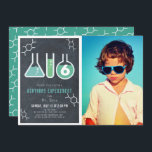 Fotofödelsedag i Black Chalkboard Inbjudningar<br><div class="desc">Denna coola av "födelsedagsexperiment" med en födelsedagsfest av vetenskapliga bilder innehåller en krita/svartbrädesbakgrund med kolvar och ett provrör som är framtaget av ett vitt gräns. Baksidan har en tealbakgrund med molekylärt mönster. Anpassa efter dina behov. Du hittar matchande produkter i min butik.</div>