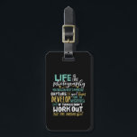 Fotograf för inspirationsfotografi bagagebricka<br><div class="desc">Livet är som fotografi. Fokusera på vad som är viktigt och fånga upp bran. Motiverande offertdesign för fotografer. Coola vintage återtypografi för dem som tar bilder från kärlek, medlem i klubben Fotografi. Perfekt för fotografer för amatörer eller professioneller som bär kameror och linser överallt. Underbar julklapp och födelsedagspresent för bror,...</div>