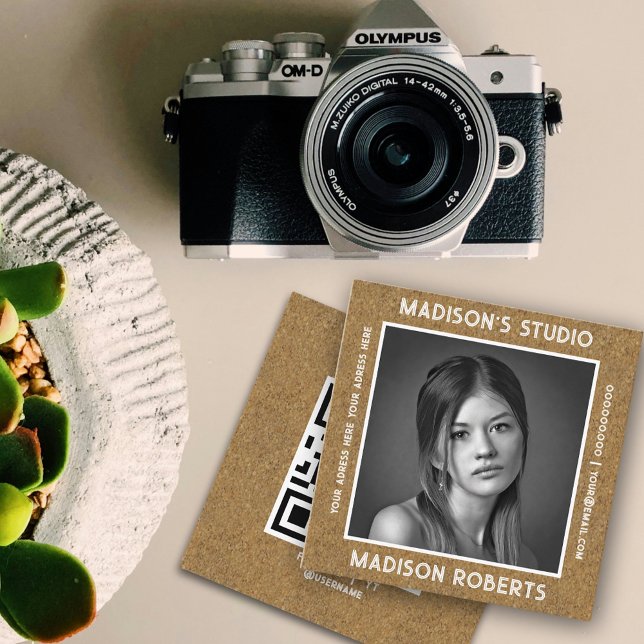 Fotograf QR-anpassningsbar, fotosvart chic Fyrkantigt Visitkort (Kraft background- business card for Photographer )