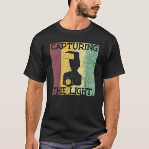 Fotograf som fångar ljusfotografikameran t shirt