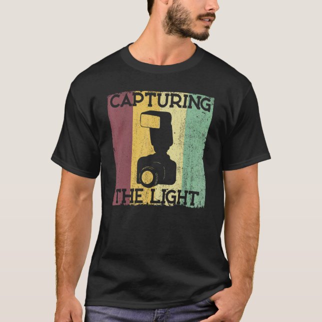 Fotograf som fångar ljusfotografikameran t shirt (Framsida)
