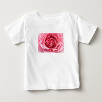 Fotografera av rosa ros på barnets t-shirt. tröja
