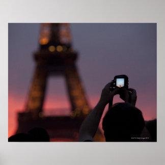 Fotografera Eiffel Torn med en smartphone Poster