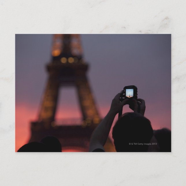 Fotografera Eiffel Torn med en smartphone Vykort (Framsida)
